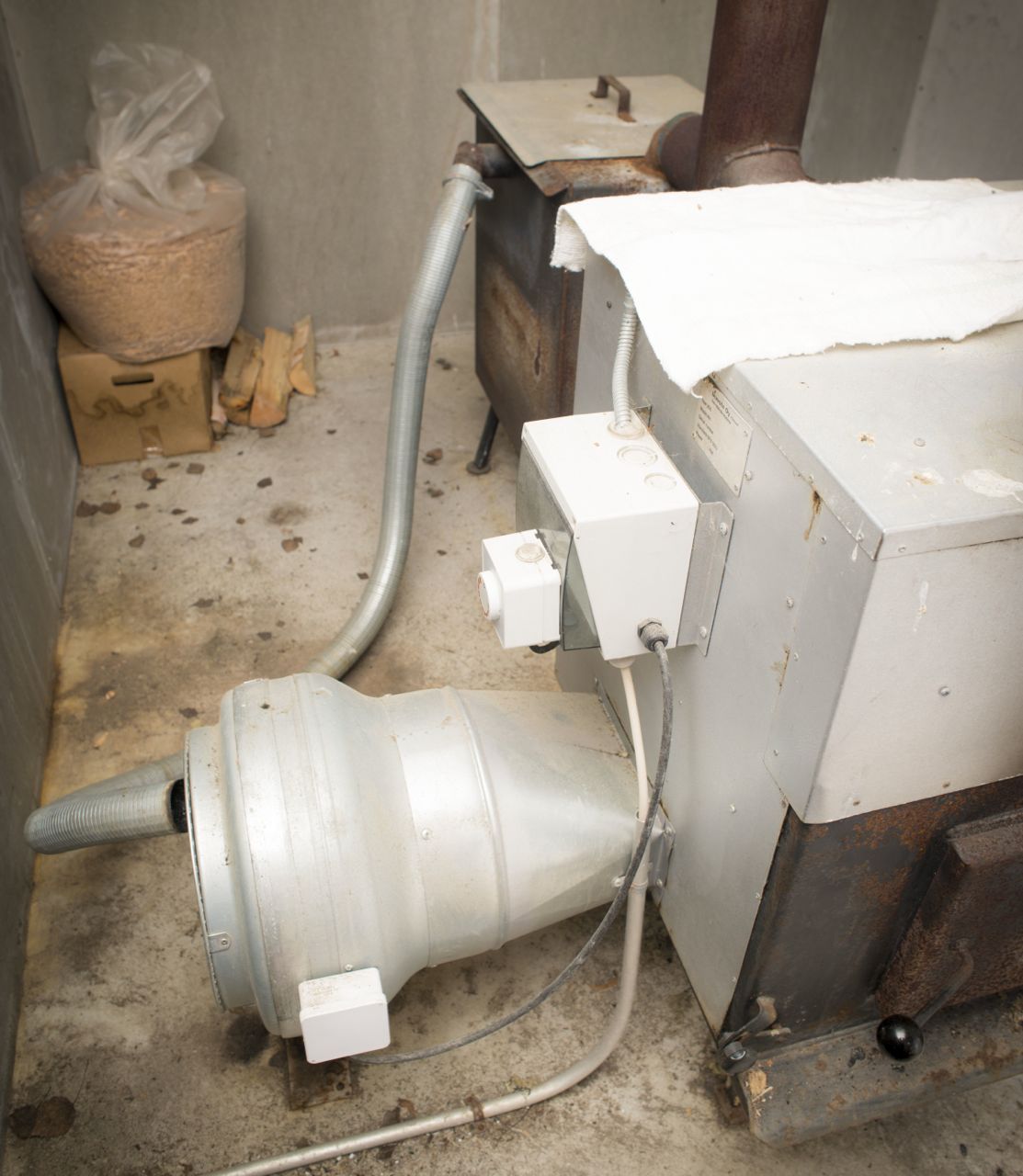 Пивовары, производящие сахти в Исойоки, построили эту нагревательную систему для соложения зерна. Нагреватель имеет дополнительный дымовой блок, позволяющий имитировать распространённый в старину дымный солод. 