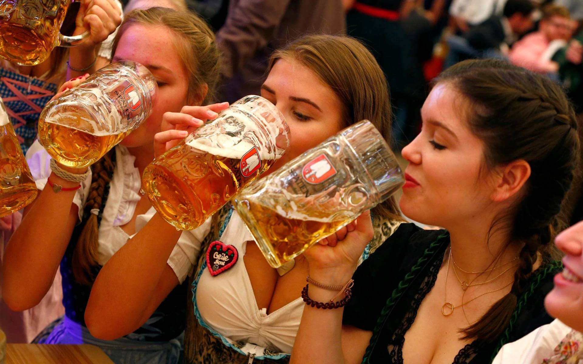 Сегодня пить пиво. Пивной фестиваль в Германии Октоберфест. Кружка пиво Октоберфест. Девушка пьет пиво.