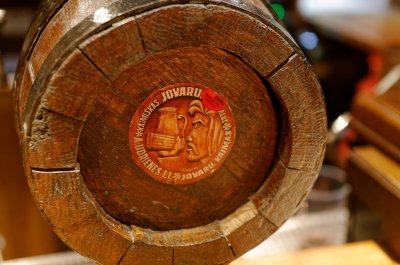 Бочка с сырым элем Jovaru alus в Вильнюсе