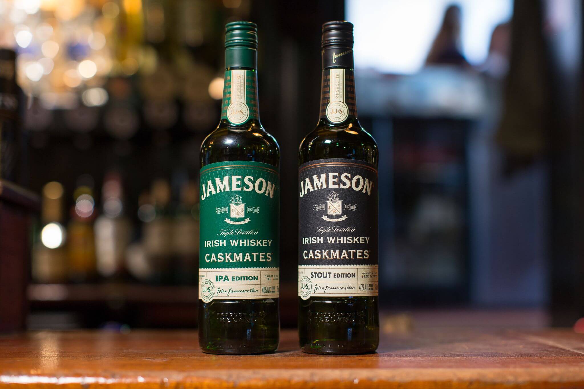 Black irish whiskey with stout. Джемисон Каскмейтс. Виски джемисон Caskmates. Jameson Caskmates Stout Edition. Джемисон на пивных бочках.