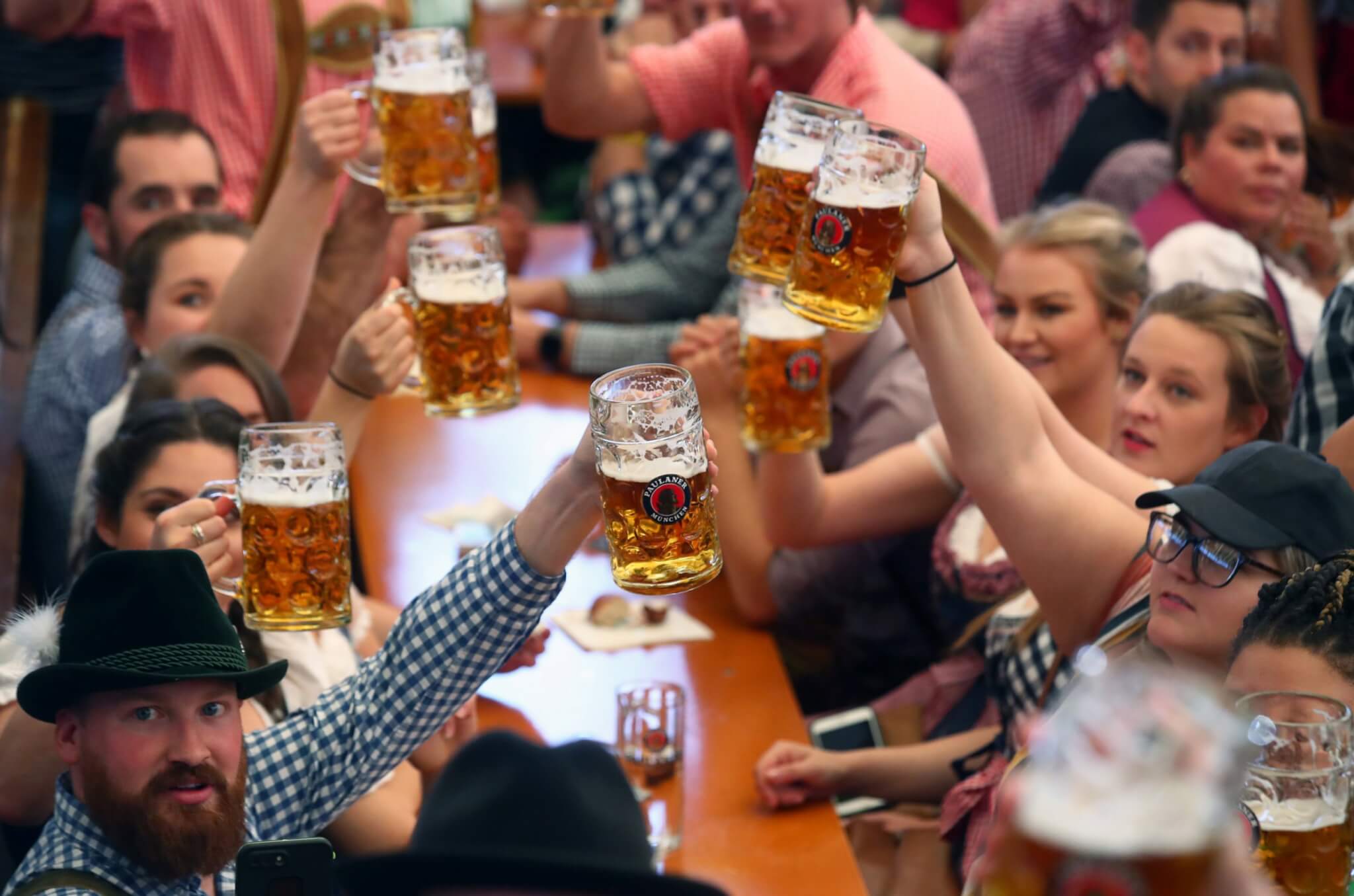 Октоберфест сколько пивоварен участвует в празднике. Германия Мюнхен Октоберфест. Октоберфест в Мюнхене. Фестиваль Октоберфест в Германии.
