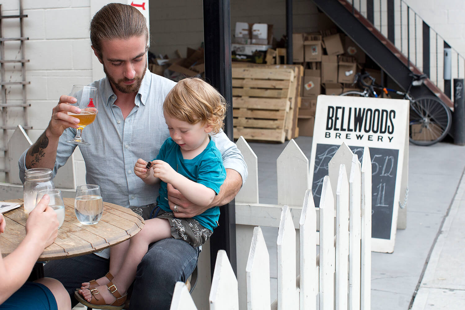 С ребёнком в баре