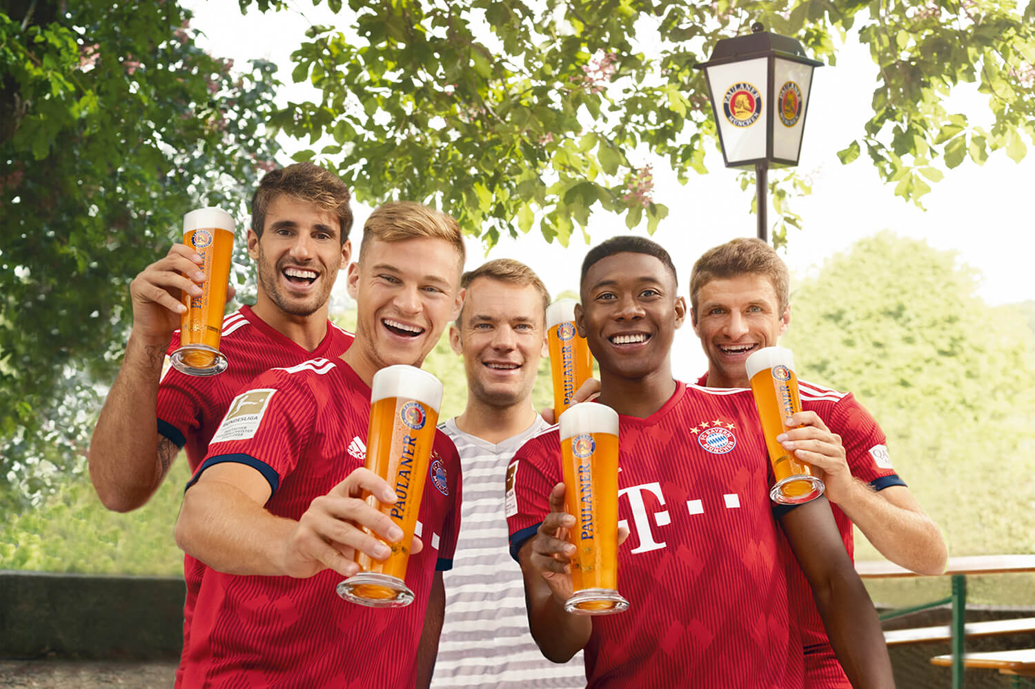 Футболисты Баварии с пивомPaulaner