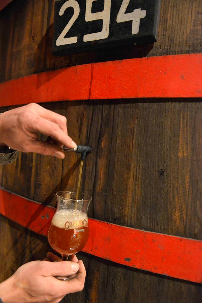 Пиво из фудеров на пивоварне Rodenbach